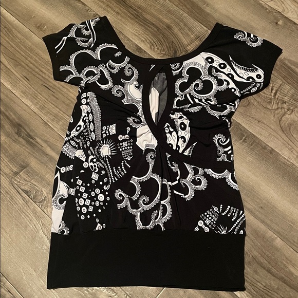 Cute Two Way Top - Picture 2 of 4